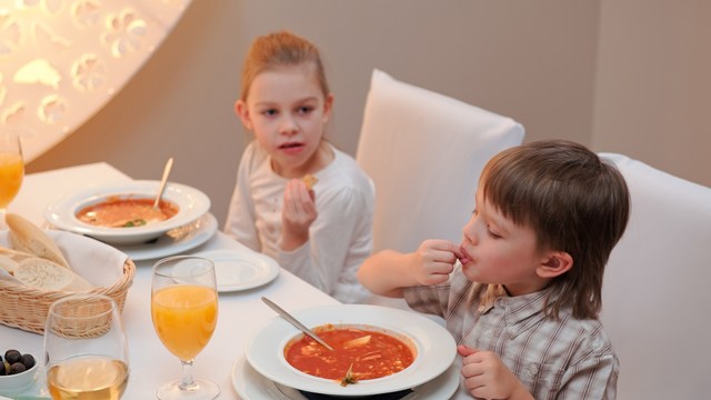 5 ways you can help your child make better choices eating out