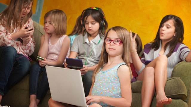 AAP recommends limiting children's screen time